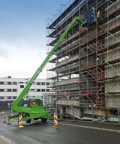 Ein Teleskopstapler von HKL hilft auf dem Gesundheitscampus in Bochum bei Arbeiten in der Höhe.