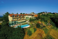 Aussenansicht auf das Weinhotel Kappel (c) Mag. Gert Steinthaler (winzerhotels) Aussenansicht auf das Weinhotel Kappel (c) Mag. Gert Steinthaler (winzerhotels)