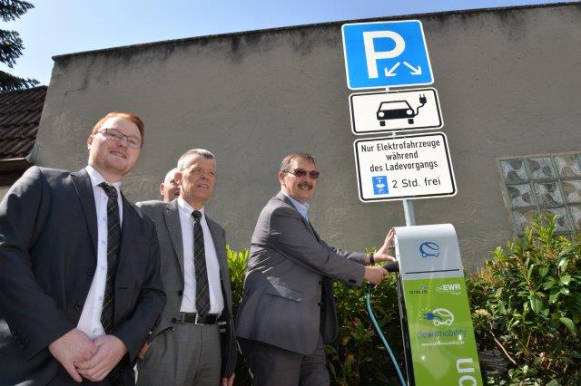 Im Bild: Die Verantwortlichen (Foto: EWR)