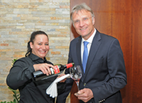 Szabina Szele (l.) absolviert ihre Ausbildung bei Direktor Rolf D. Steinert (r.) Szabina Szele (l.) absolviert ihre Ausbildung bei Direktor Rolf D. Steinert (r.)