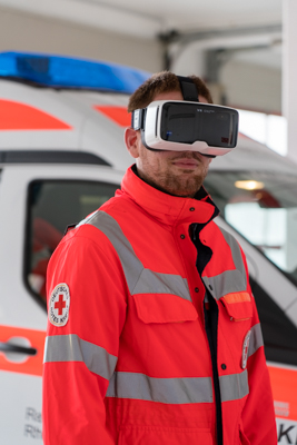 Notfallsanitäter mit VR Brille beim virtuellen Einsatztraining Notfallsanitäter mit VR Brille beim virtuellen Einsatztraining