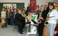 Kinder des Schulorchesters und des Schulchores nehmen die klingende Auszeichnung freudig entgegen. Kinder des Schulorchesters und des Schulchores nehmen die klingende Auszeichnung freudig entgegen.