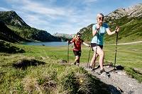 Paar genießt das Wandern bei Sonnenschein (Lehenriedl Chalets und Appartments)