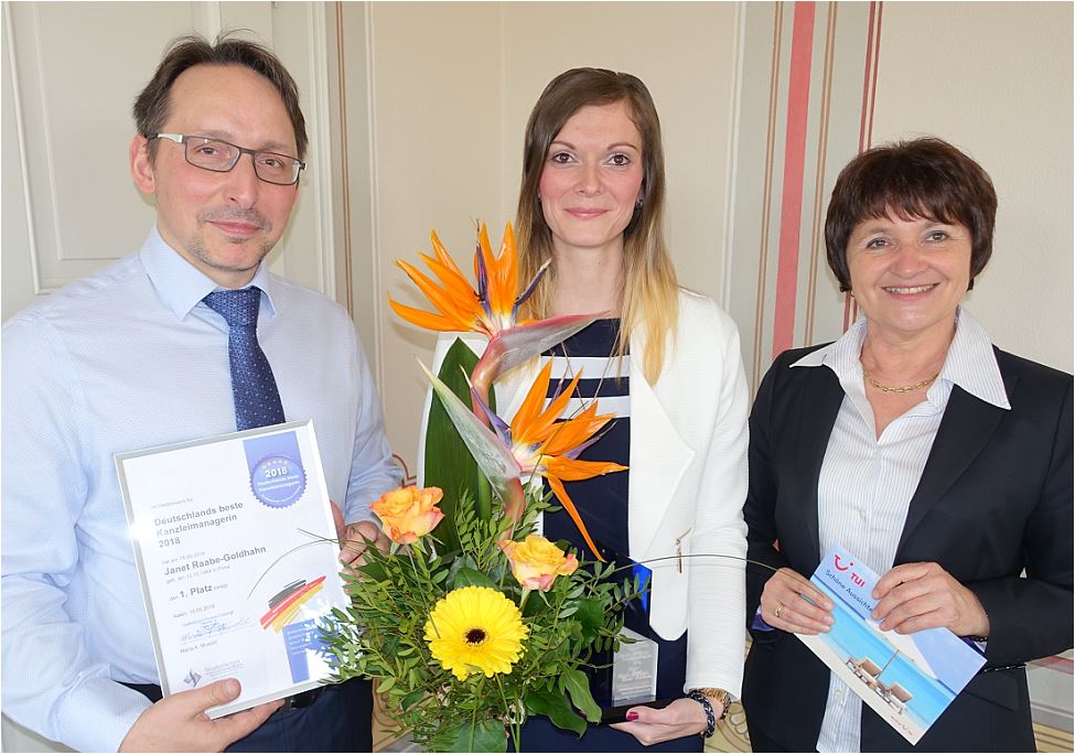 Kanzleimanagerin Janet Raabe-Goldhahn (Mitte) mit Rechtsanwalt Norbert Franke und Maria A. Musold.