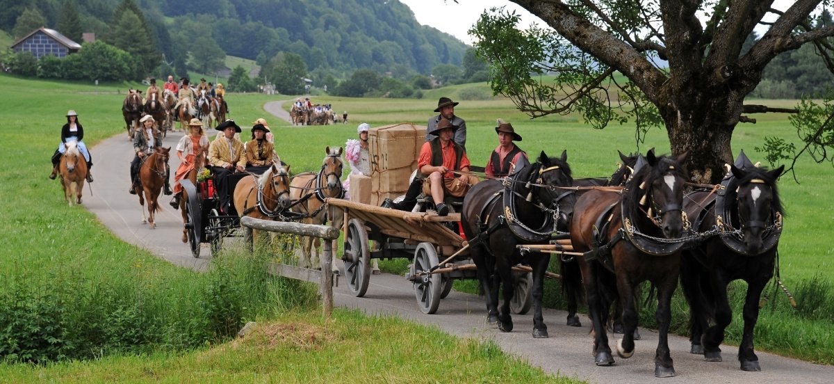 historischer Salzzug auf der"Alten Salzstraße" im Allgäu