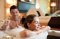 Genuss im Whirlpool im Zirbentraum Deluxe (c) Wolkersdorfer (Hotel Winzer)