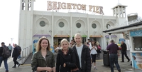 Schüleraustausch England: Austauschschülerinnen in Brighton am Pier (Foto: Stiftung Völkerverständig Schüleraustausch England: Austauschschülerinnen in Brighton am Pier (Foto: Stiftung Völkerverständig
