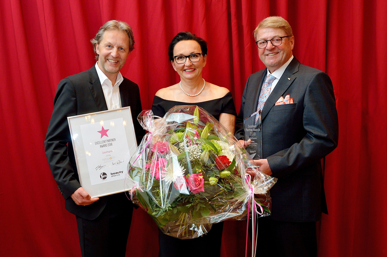 Ralph Gottmann (Aufsichtsrat beauty alliance) mit Elke und Horst Müller (retipalm derma cosmetic) (B
