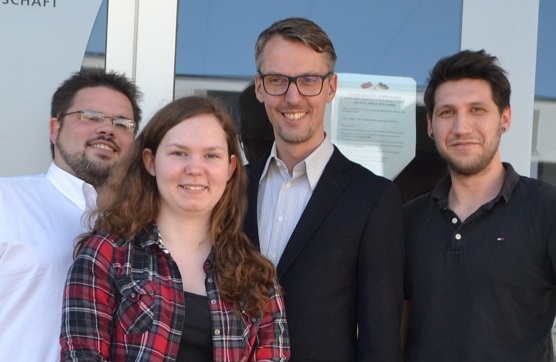 (v.li.): Daniel Schneider, Alina Diehl, Prof. Lars Castellucci, Marc Geuss. Foto: Franz Motzko