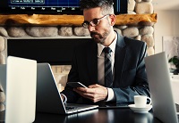 Digitalisierung bedeutet, dass sich der Großteil des Unternehmensalltags virtuell abspielt. Digitalisierung bedeutet, dass sich der Großteil des Unternehmensalltags virtuell abspielt.