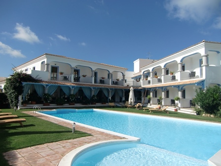 In Santa Teresa Gallura wohnt die Single-Gruppe im 4-Sterne-Hotel Diana In Santa Teresa Gallura wohnt die Single-Gruppe im 4-Sterne-Hotel Diana