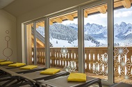 Wellnessliegen mit traumhaftem Ausblick im COOEE alpin Hotel Dachstein