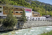 Hotelansicht neben Gewässer im Lungau (COOEE alpin Hotel)