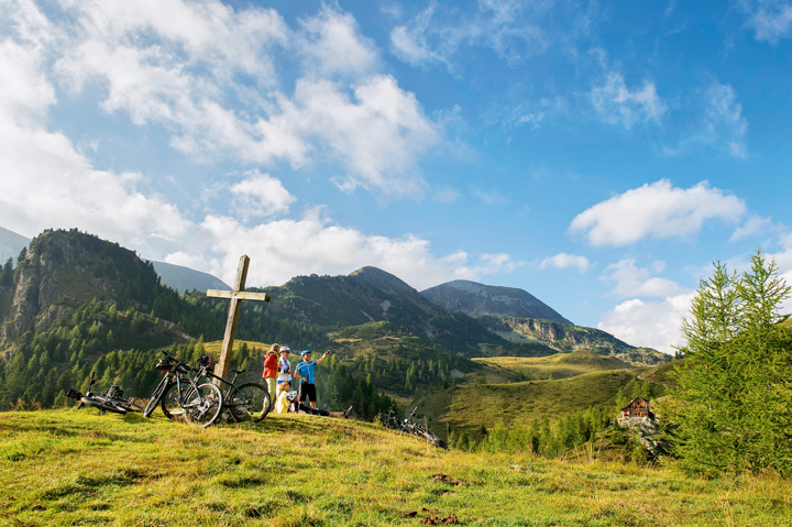 Dank der besonderen Form der Berge können Biker bis zum Gipfelkreuz im Sattel sitzen bleiben. (Bildq