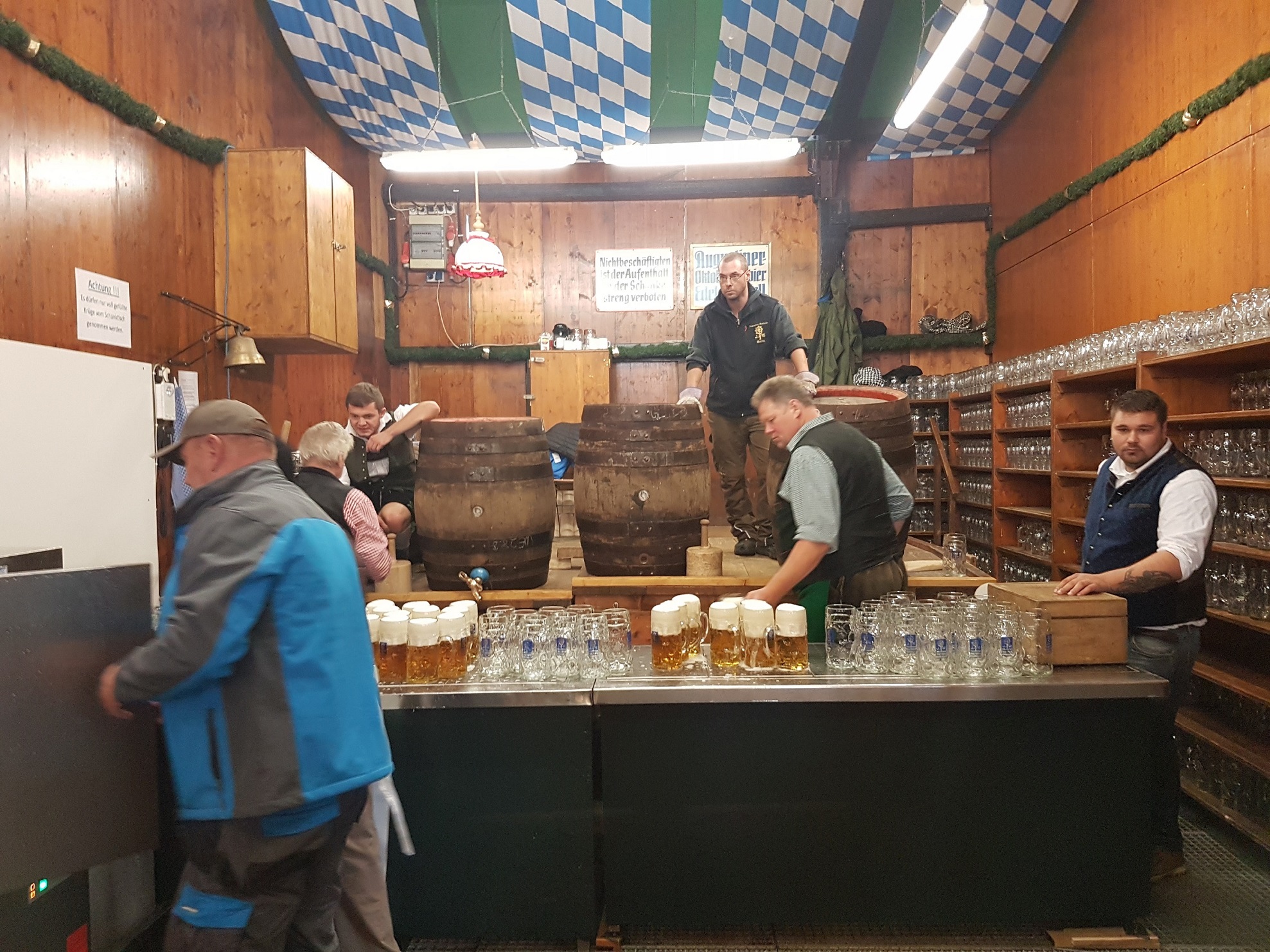 Bierausschank in der Augustiner Festhalle auf dem Oktoberfest in München