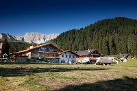 Außenansicht im Sommer (Tirler-Dolomites Living Hotel) Außenansicht im Sommer (Tirler-Dolomites Living Hotel)