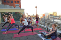 Beim „Sunset Yoga“ fasziniert der Ausblick von der Dachterrasse des Courtyard by Marriott Düsseldorf
