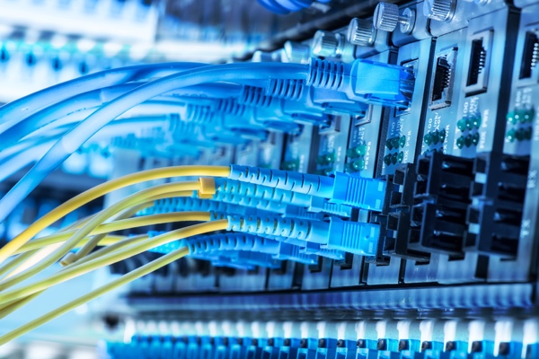 Netzwerktechnik lässt sich bei Umzügen nicht in Kisten packen. (Bildquelle:©xiaoliangge - Fotolia)