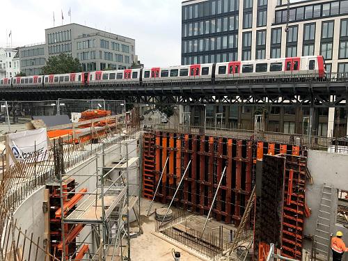Die stufenlos verstellbare TTR - Trapezträger-Rundschalung eingesetzt zum einhäuptigen Schalen. Die stufenlos verstellbare TTR - Trapezträger-Rundschalung eingesetzt zum einhäuptigen Schalen.