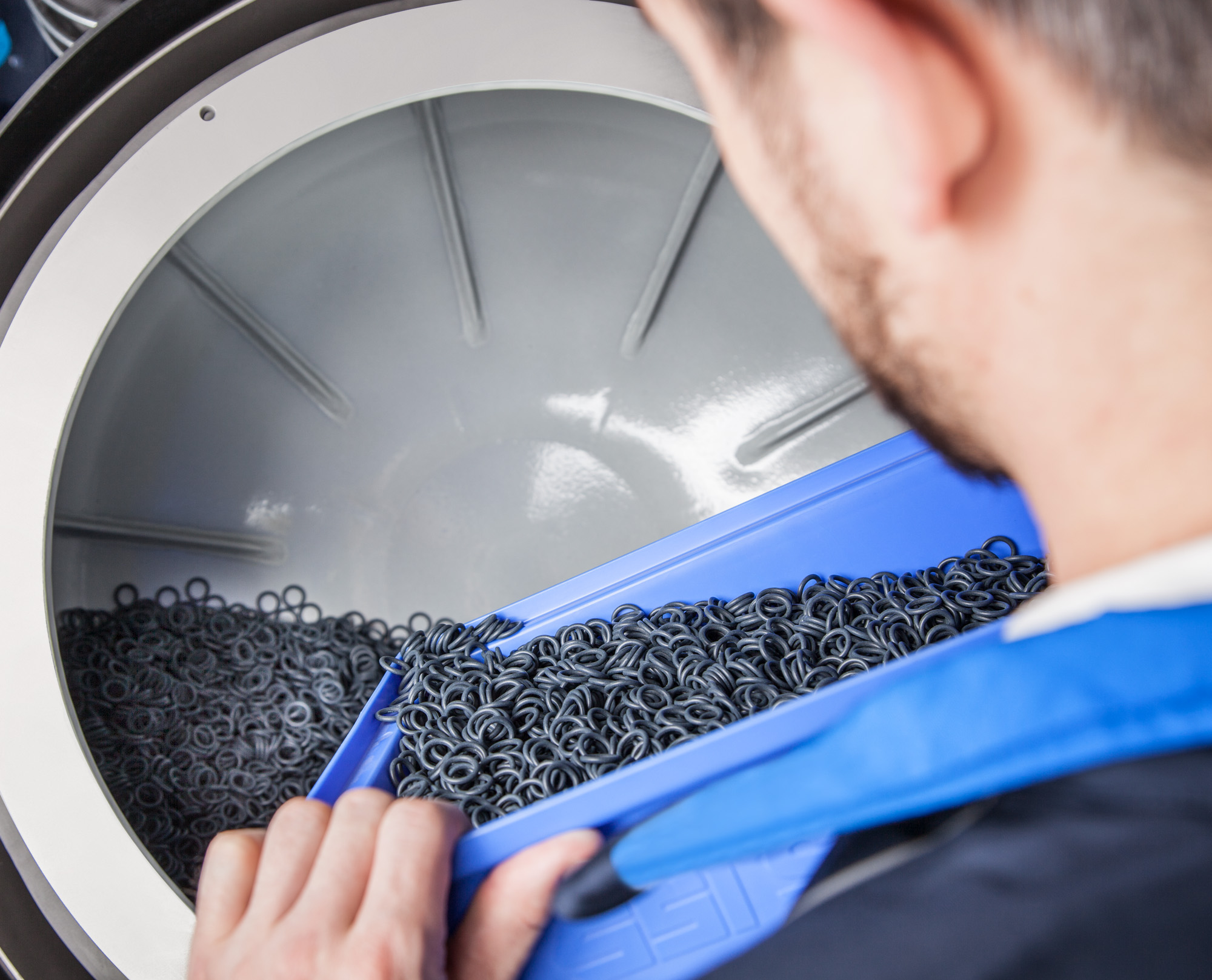 Der Rotamat R 60 eignet sich für das Beschichten von Massenkleinteilen aus Elastomeren oder Metall. Der Rotamat R 60 eignet sich für das Beschichten von Massenkleinteilen aus Elastomeren oder Metall.
