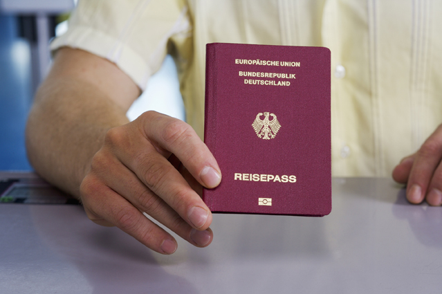 Vor allem für Fernreisen benötigen Urlauber einen Reisepass.Quelle: ERGO Group Vor allem für Fernreisen benötigen Urlauber einen Reisepass.Quelle: ERGO Group