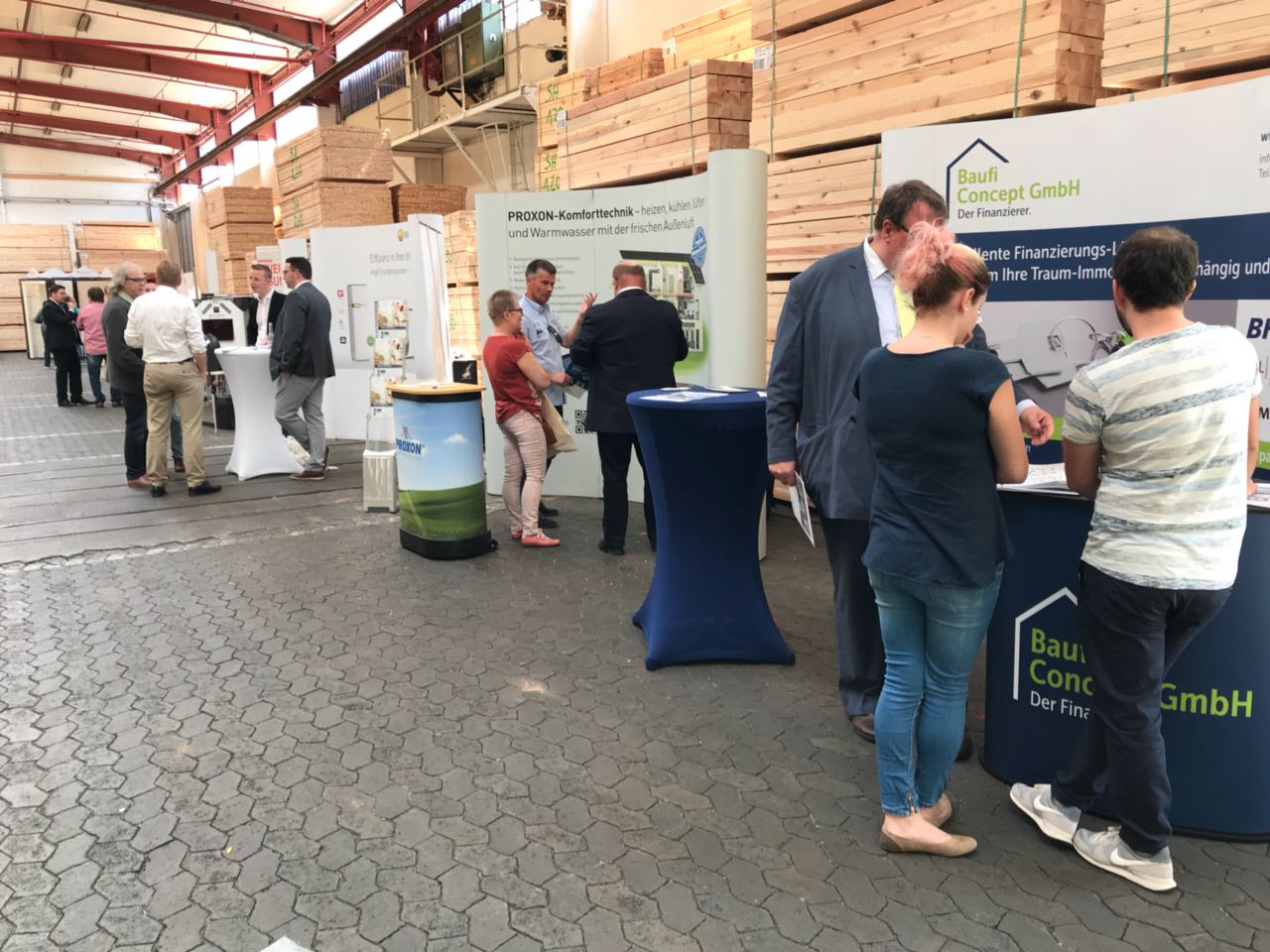 Interessierte Besucher beim Tag der offenen Tür von Schwabenhaus in Heringen/Werra (Bildquelle: @sch