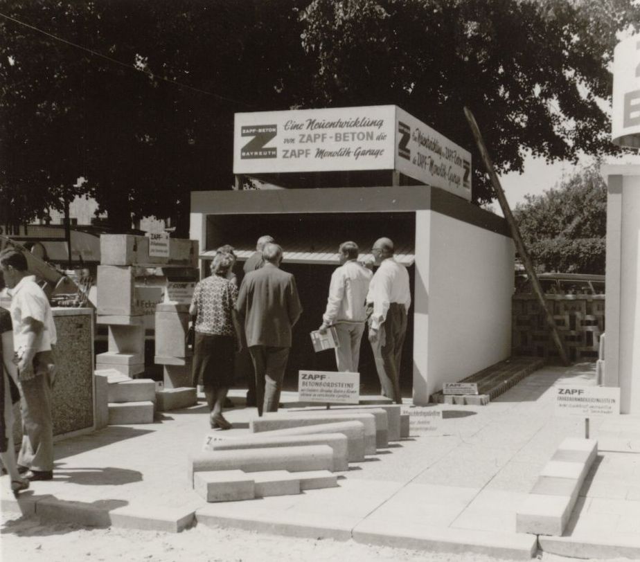 Die erste einteilige Garage von ZAPF auf der Oberfranken-Ausstellung 1968. (Bildquelle: @ ZAPF GmbH)