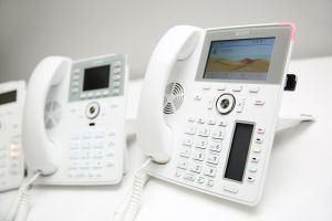 Hingucker: die weißen Telefone von Snom haben auf der CEBIT ihre Premiere Hingucker: die weißen Telefone von Snom haben auf der CEBIT ihre Premiere