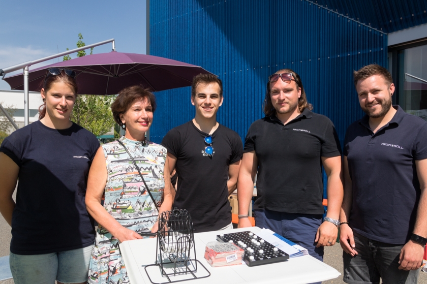 Barbara und Daniel Schuricht mit Mitarbeitern - Credits: Profiroll Schuricht GmbH