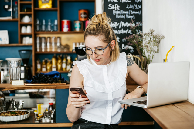 Vorsicht beiöffentlichem WLAN im Cafe!Quelle: ERGO Group Vorsicht beiöffentlichem WLAN im Cafe!Quelle: ERGO Group
