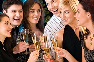 Freunde, die miteinander anstoßen (c) pressmaster - Fotolia (TRIHOTEL)
