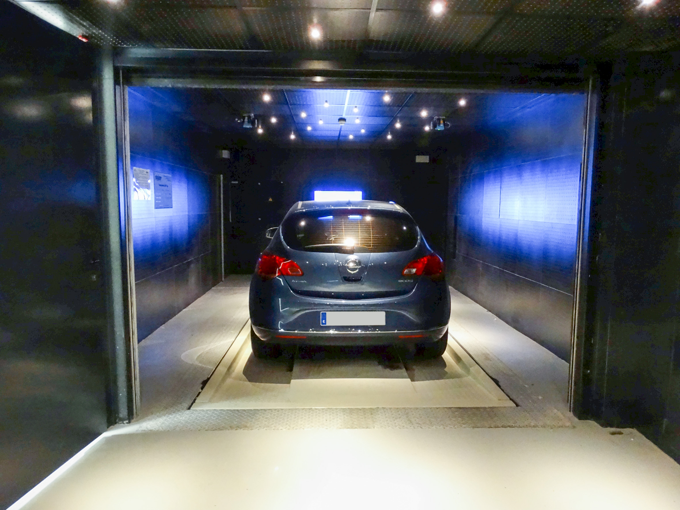 Sicheres Parken ohne Parkplatzsuche und Rangieren- einfach mit automatischem Parken von stolzer (Bil