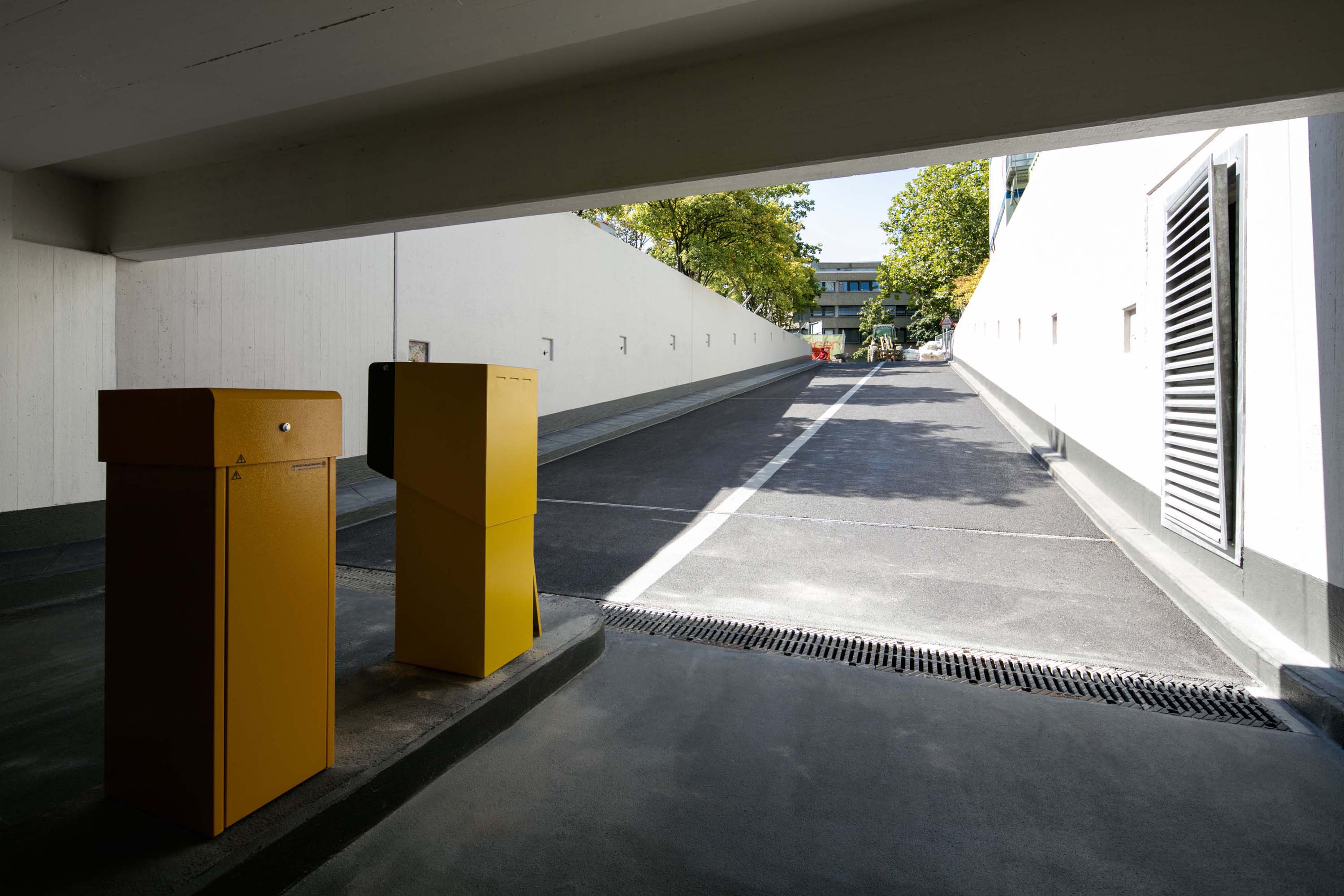 Die Zufahrt zur Tiefgarage wurde mit einer Flächenheizung versehen und mit Triflex neu abgedichtet.
