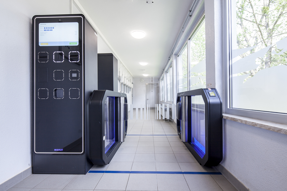 Galaxy Gate und der Kassenautomat V21 von Wanzl begrüßen die Gäste im Hallenbad Weißenfels. (Bildque Galaxy Gate und der Kassenautomat V21 von Wanzl begrüßen die Gäste im Hallenbad Weißenfels. (Bildque