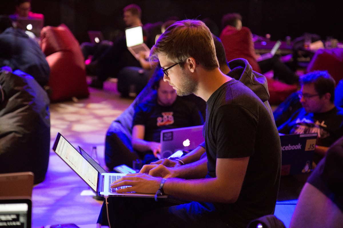 Digitalisierung mit freiberuflichen Experten meistern (Bildquelle: Foto by: Alex Kotliarskyi)