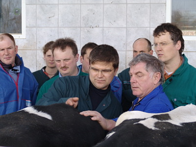 Tierärzte und Landwirte „üben“ gemeinsam im Stall Tierärzte und Landwirte „üben“ gemeinsam im Stall