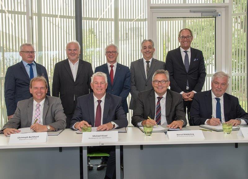 Die Anteilseigner von e-rp und EWR unterzeichnen den Vertrag zur Fusion: Christoph Die Anteilseigner von e-rp und EWR unterzeichnen den Vertrag zur Fusion: Christoph