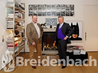 Privatwohnung von Gisbert Enzenauer (re.) mit Kunibert Breidenbach (li.) vor dem Gaskamin.