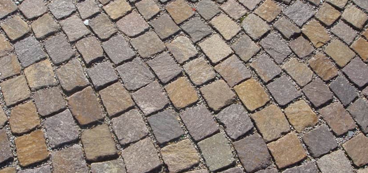 Beim Verlegen von Pflastersteinen ist die Vorgehensweise wichtig. Beim Verlegen von Pflastersteinen ist die Vorgehensweise wichtig.