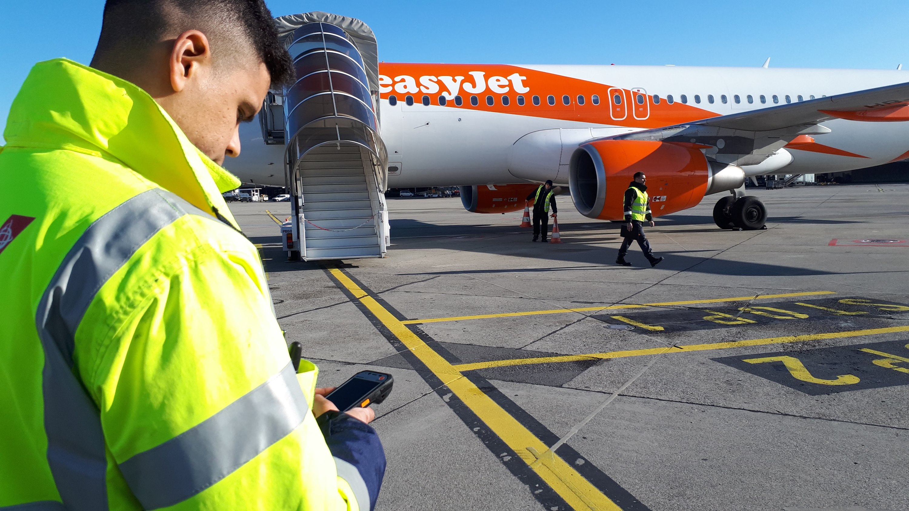 Panasonic TOUGHPAD FZ-F1 bei EasyJet am Genfer Flughafen (Bildquelle: Panasonic)