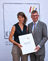 Preisträgerin Sarah Fischer und Vorstandsvorsitzender Thomas Flemming