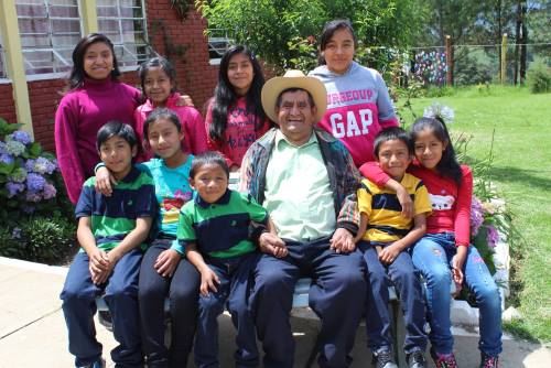 Justo Romero umringt von Kinderdorfkindern Justo Romero umringt von Kinderdorfkindern