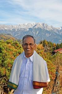 Ramakrishna mit Bergpanorama (c) Edward Groeger (Der Krallerhof)