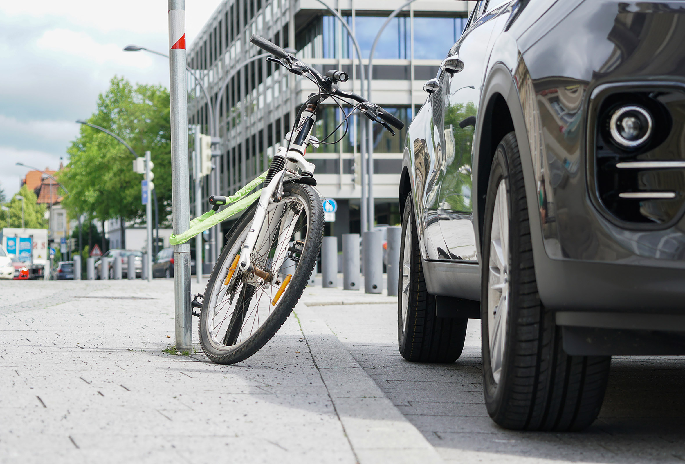 Fällt ein geparktes Rad auf ein Auto, kann der Schaden schnell teuer werden. Foto:HUK-COBURG