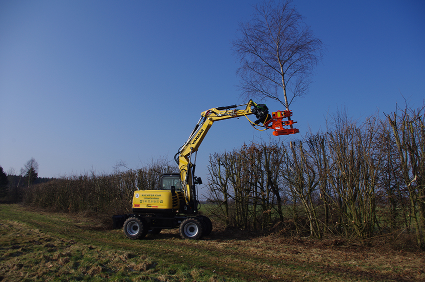 Mit Allradlenkung und Baumkneifer ist der Yanmar B110W der ideale Helfer in der Baumpflege.