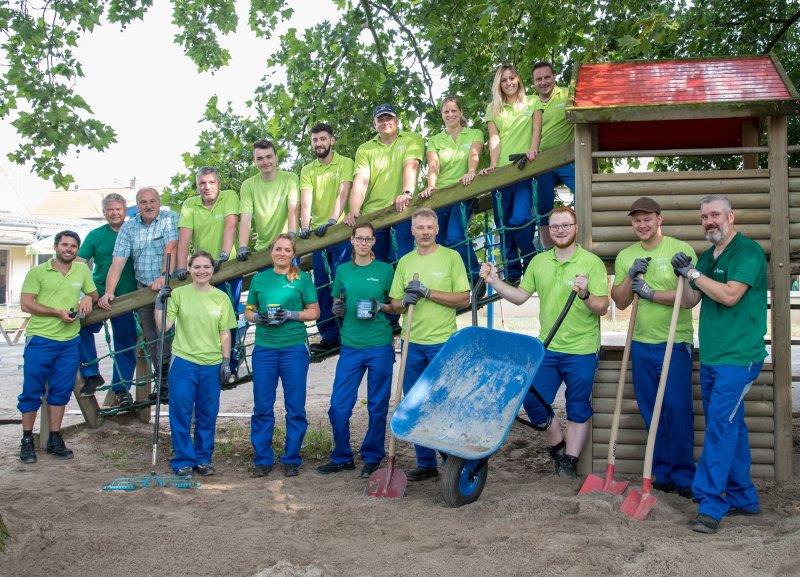 Im Bild: Bestens ausgerüstet starteten die EWR-Mitarbeiter mit dem Anpacktag in Worms-Horchheim Im Bild: Bestens ausgerüstet starteten die EWR-Mitarbeiter mit dem Anpacktag in Worms-Horchheim