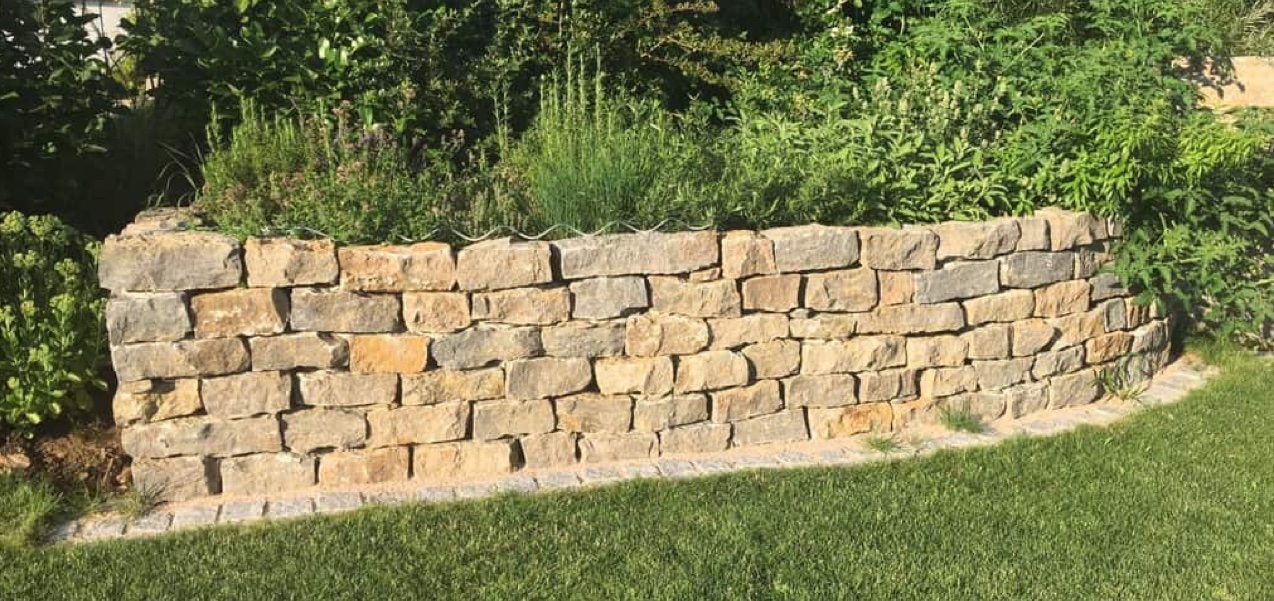 Für eine Gartenmauer ist das Fundamentäußerst wichtig. Für eine Gartenmauer ist das Fundamentäußerst wichtig.