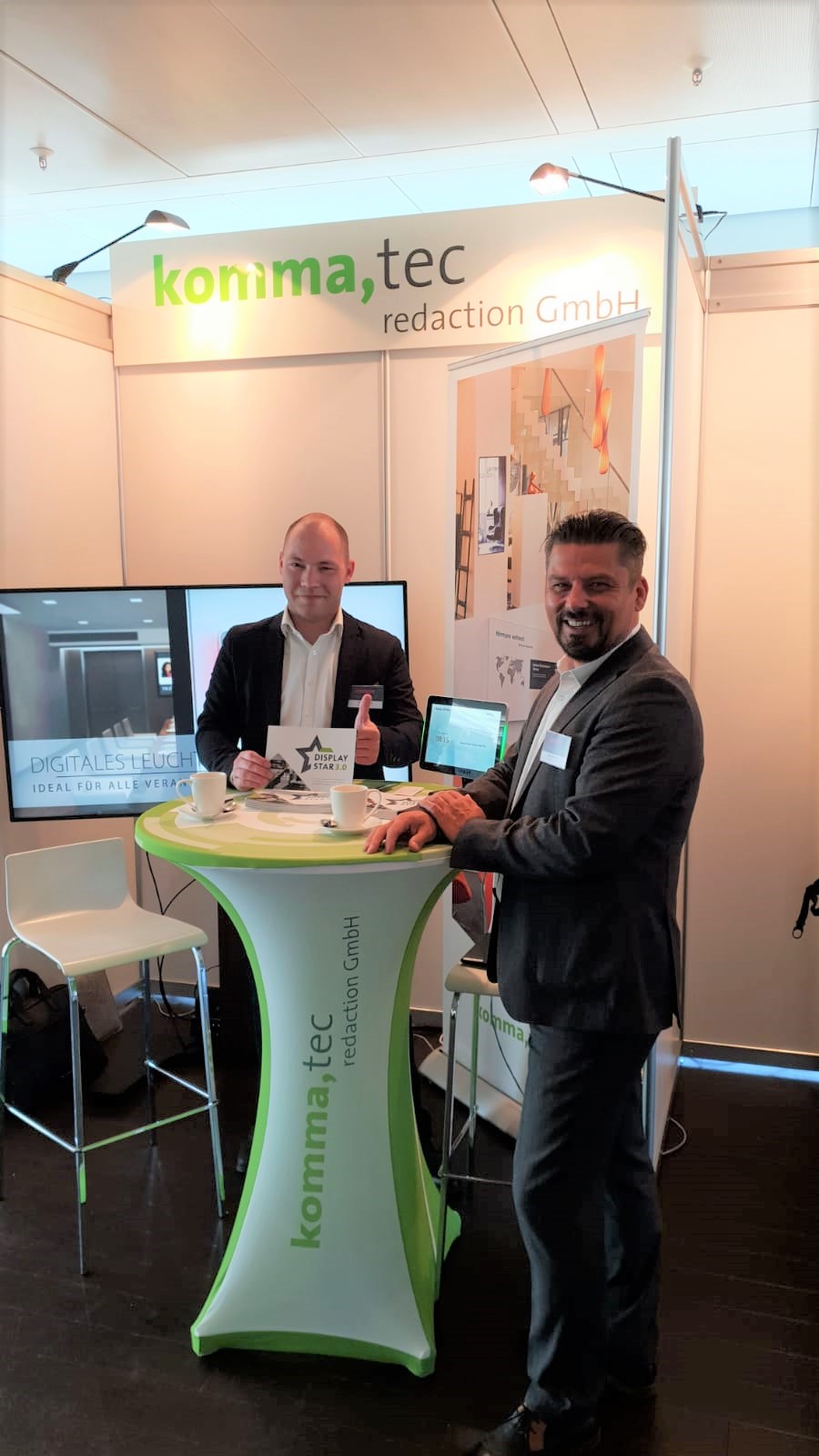 Die Sales Manager Felix Chrobak und Uwe Diedrich auf dem Stand der kommatec redaction. Die Sales Manager Felix Chrobak und Uwe Diedrich auf dem Stand der kommatec redaction.