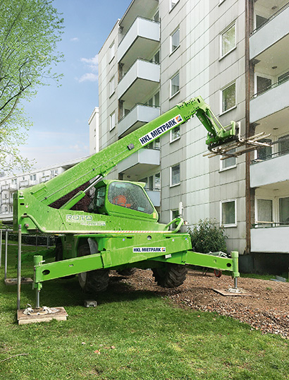 Der Merlo Roto 45.21 von HKL stützte die Bodenplatten der Balkone und transportierte sie ab.