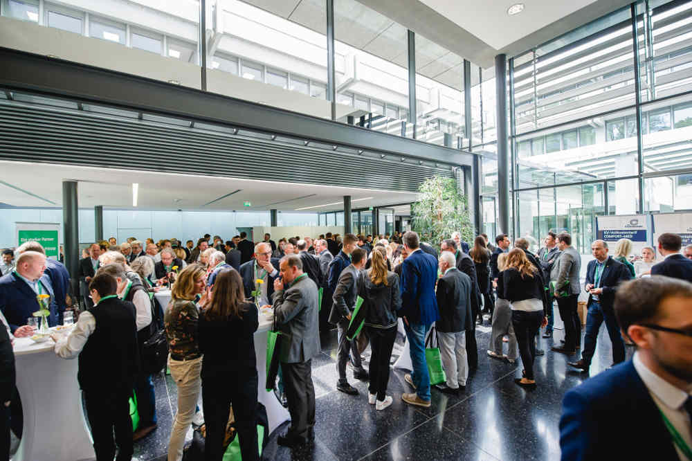 In der Ausstellerhalle beim Maklerkongress der SDV AG In der Ausstellerhalle beim Maklerkongress der SDV AG